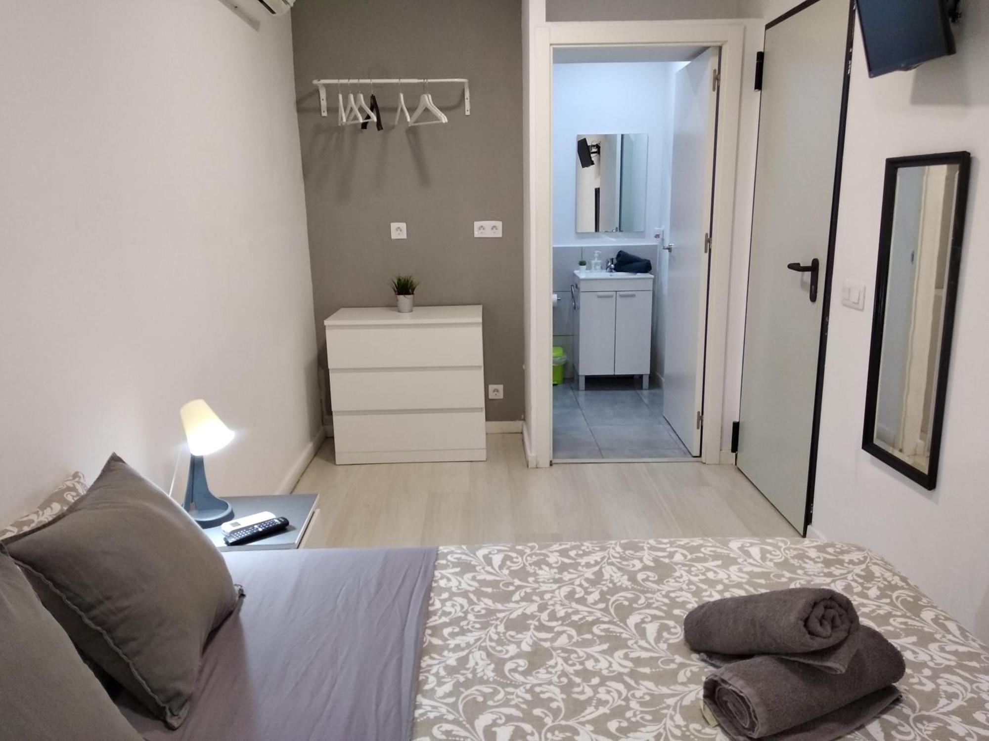 Hostal Urban Basic L'Hospitalet de Llobregat Exterior photo